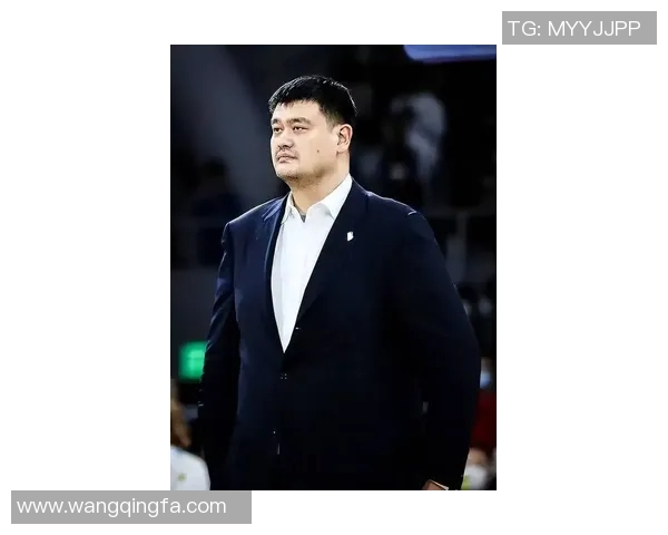 姚明轻松打球展现优雅风采与卓越技巧的完美结合