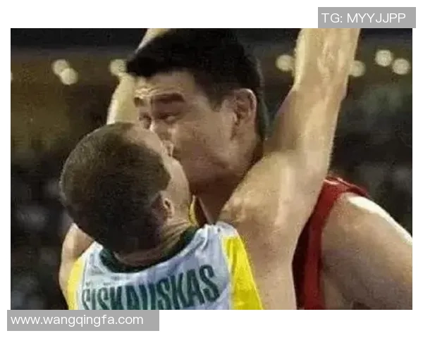 姚明队友们的幽默瞬间揭秘篮球场上的欢声笑语与友谊故事