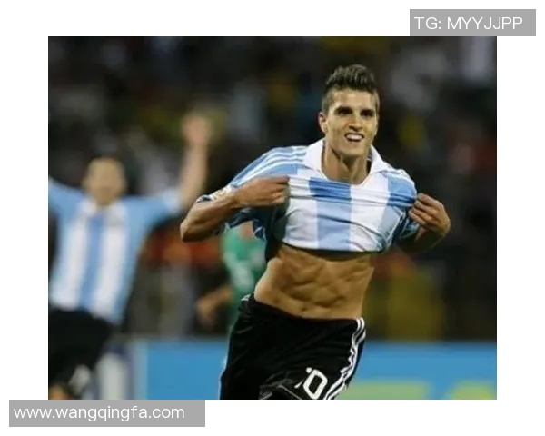 足球明星腹肌照大揭秘展现运动魅力与健身成果的完美合集 足球明星腹肌照大揭秘展现运动魅力与健身成果的完美合集