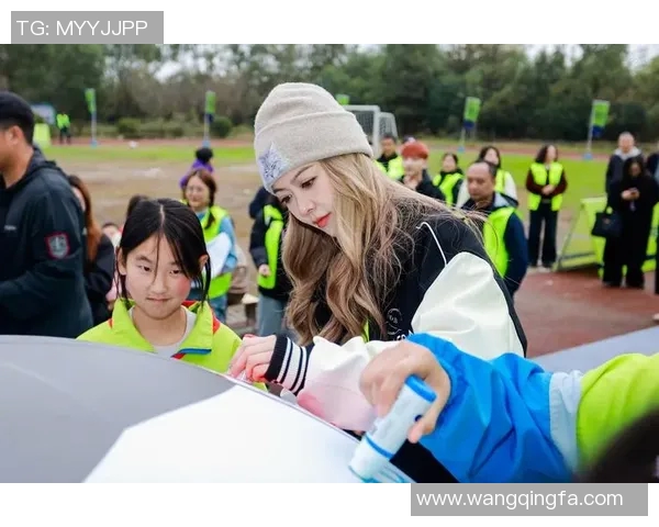 小小足球明星勇敢挑战大孩子展现非凡球技与拼搏精神