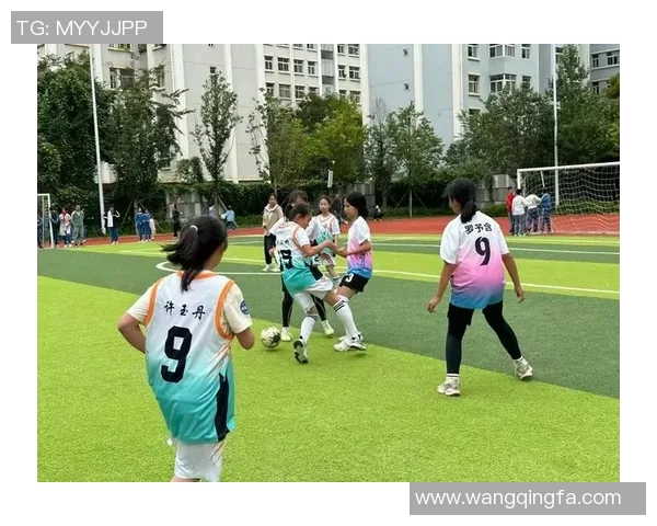 街头偶遇足球明星瞬间捕捉生活中的激情与梦想 街头偶遇足球明星瞬间捕捉生活中的激情与梦想